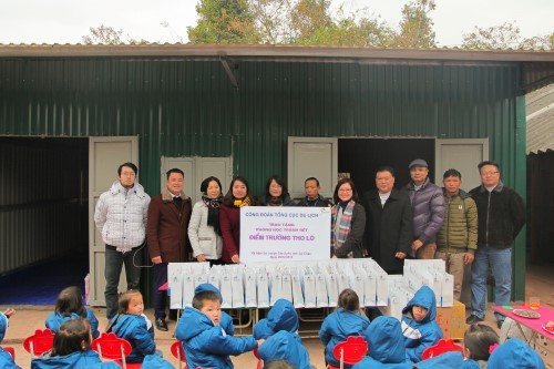 Đoàn thiện nguyện bàn giao Phòng học tránh rét điểm trường Tho Ló cho Ban Giám hiệu trường mầm non xã Nậm Sỏ